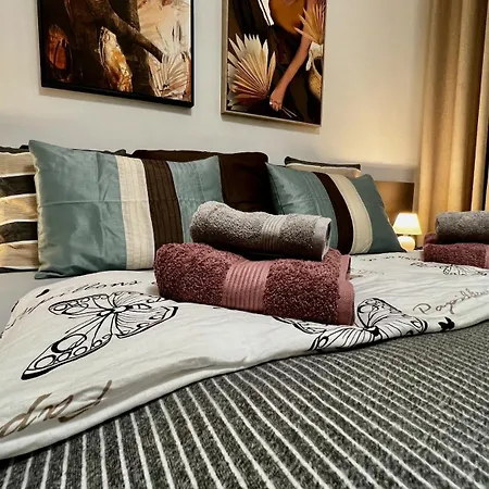 Black Lotus 1 I Downtown I Free Parking I 24hr Access Apartament Bańska Bystrzyca
